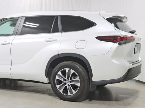 Used 2024 Toyota Highlander XLE AWD/4WD image 10