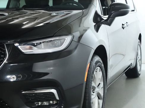 Used 2023 Chrysler Pacifica Touring-L image 4