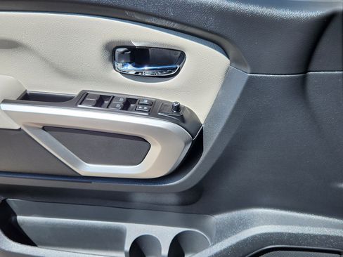 Used 2024 Nissan Titan SV w/ SV Convenience Package image 5