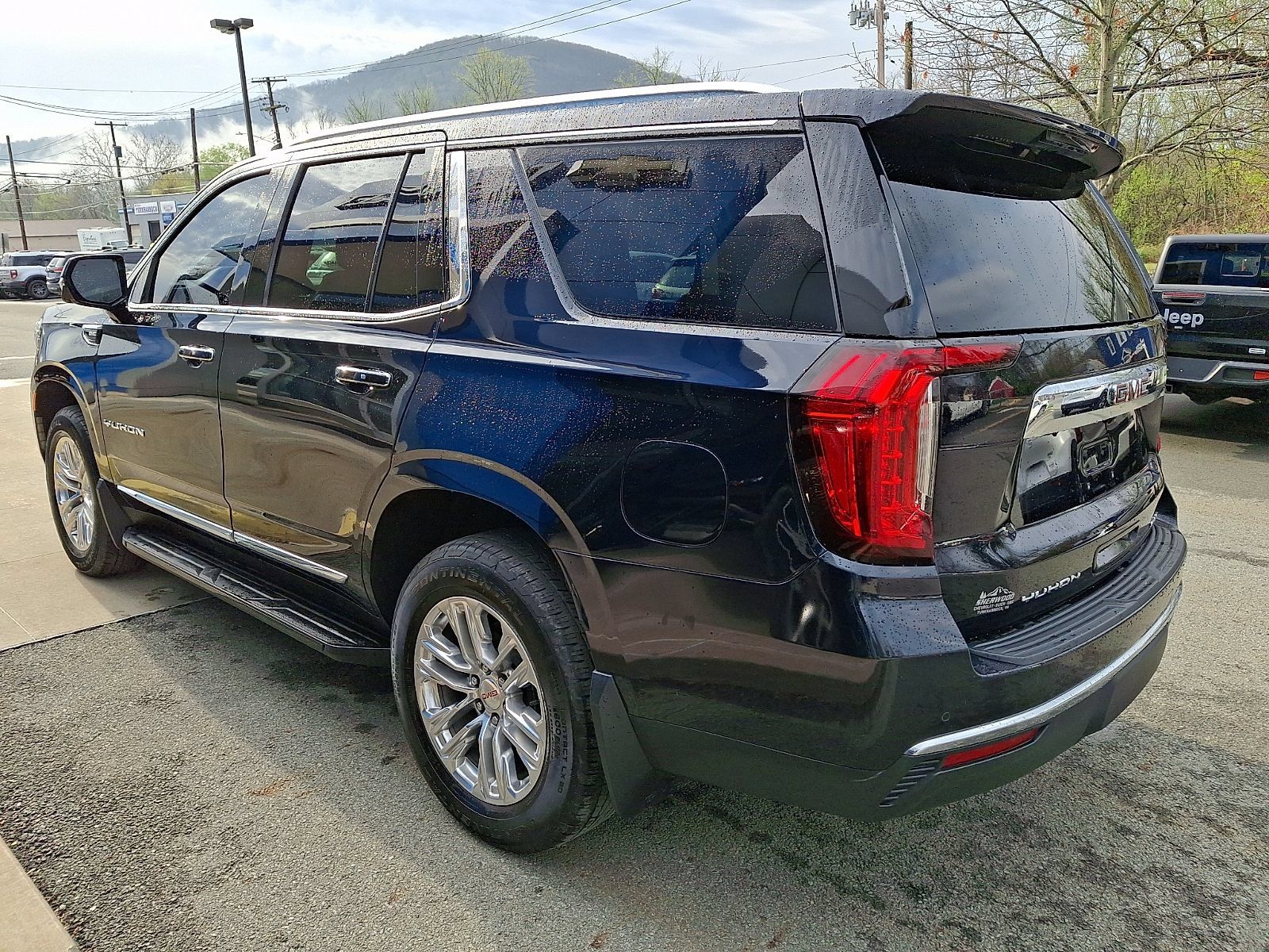 Used 2022 GMC Yukon SLT w/ SLT Luxury Package AWD/4WD image 4
