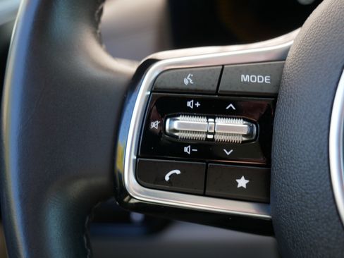 Used 2025 Kia Carnival FWD image 28
