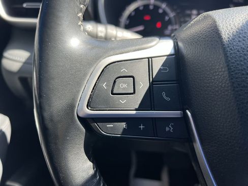 Used 2023 Toyota Highlander XLE image 19