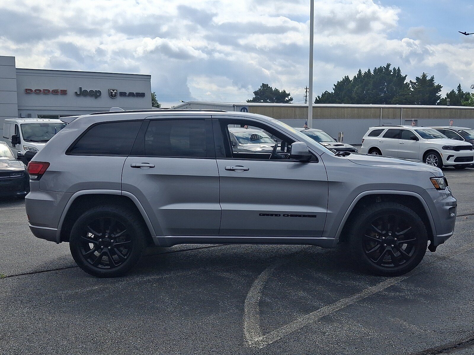 Used 2018 Jeep Grand Cherokee Altitude AWD/4WD image 7