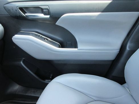 Used 2022 Toyota Highlander XLE AWD/4WD image 33