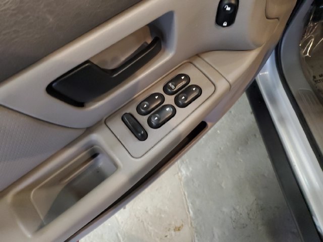 Used 2005 Ford Taurus SE FWD image 13
