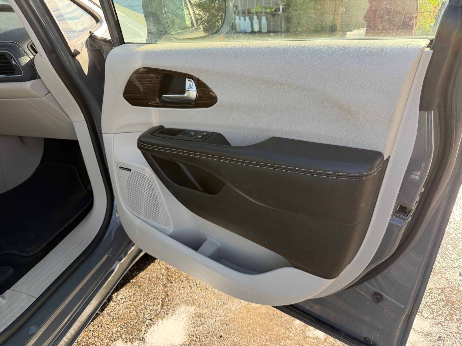 Used 2022 Chrysler Pacifica Limited FWD image 17