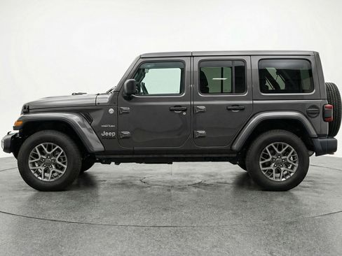 Used 2025 Jeep Wrangler Sahara image 5