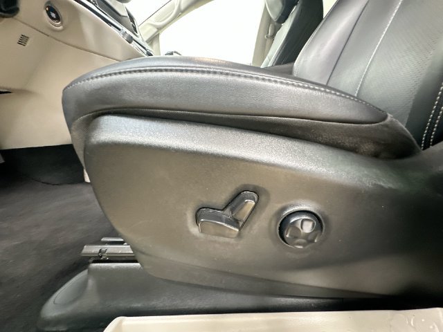 Used 2024 Chrysler Pacifica Touring-L FWD image 16