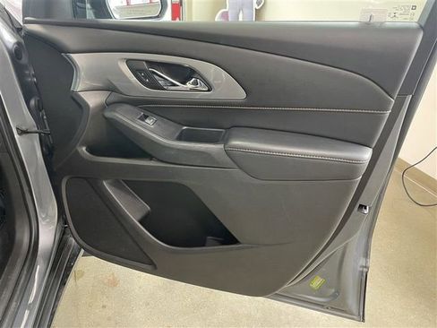 Used 2021 Chevrolet Traverse LT image 24