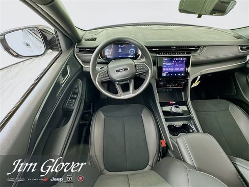 New 2025 Jeep Grand Cherokee Laredo image 28