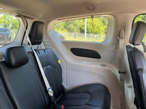 Used 2023 Chrysler Pacifica Touring-L FWD image 38