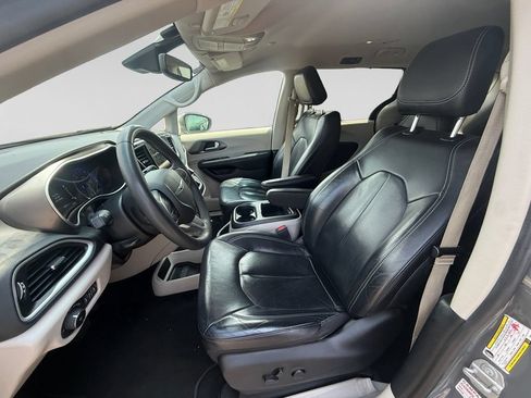 Used 2022 Chrysler Pacifica Touring-L FWD image 21