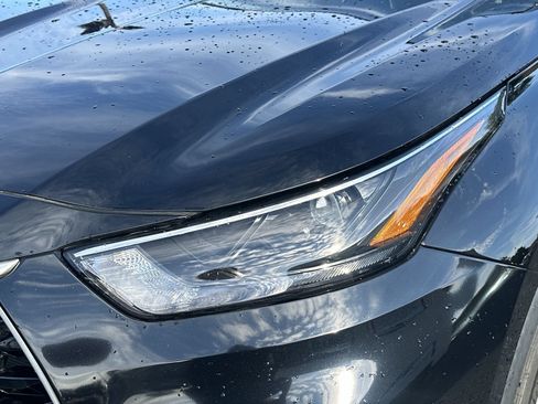 Used 2023 Toyota Highlander XLE AWD/4WD image 11
