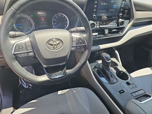 Used 2020 Toyota Highlander LE FWD image 17
