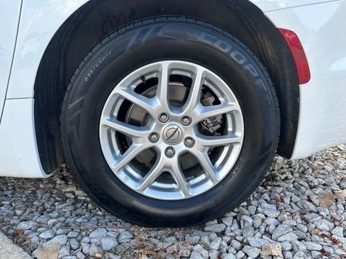 Used 2023 Chrysler Pacifica Touring-L FWD image 11