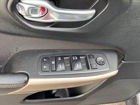 Used 2018 Jeep Cherokee Latitude w/ Cold Weather Group image 14