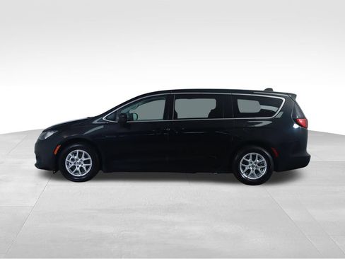 Used 2022 Chrysler Voyager LX FWD image 8