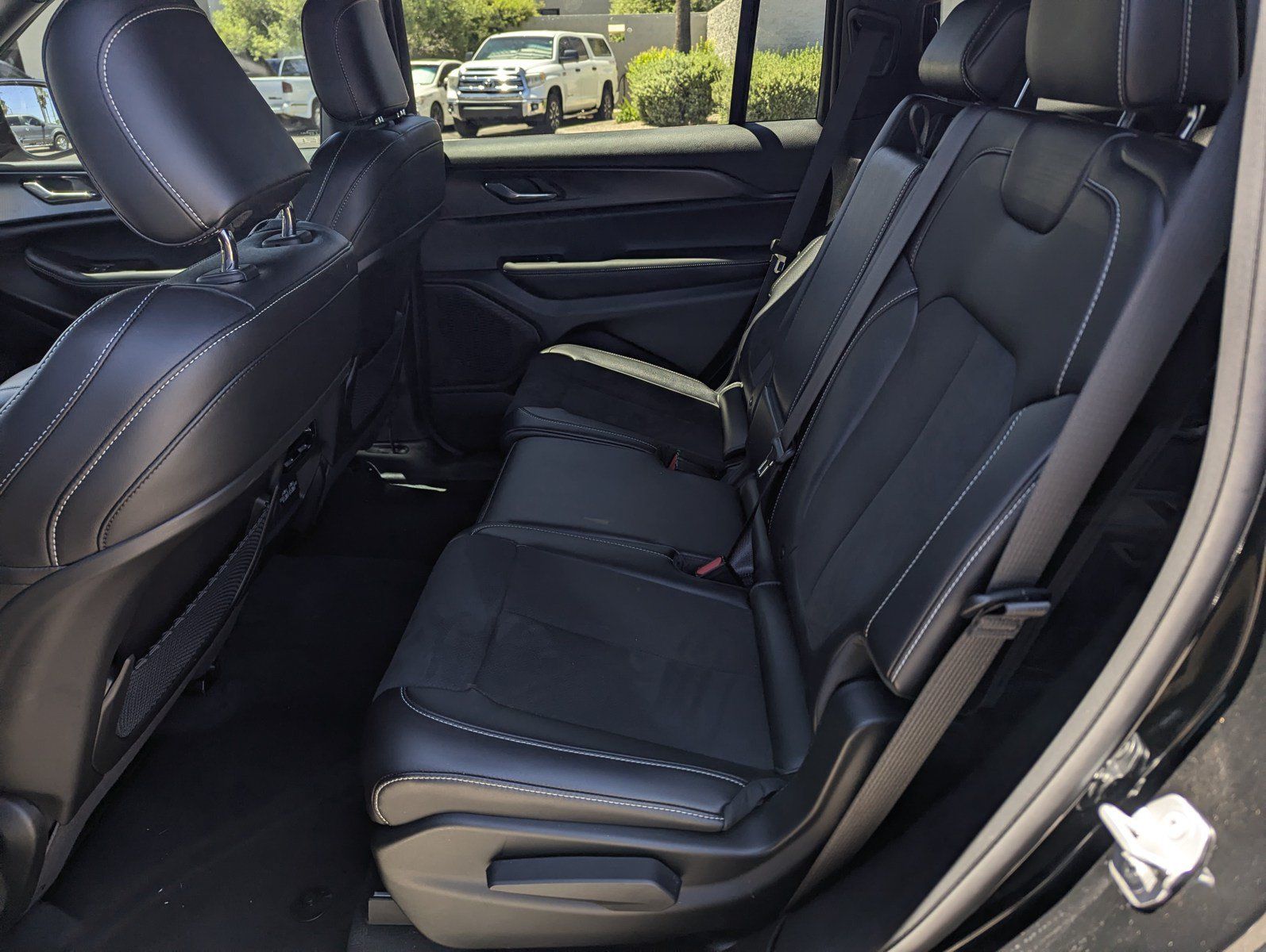 Used 2025 Jeep Grand Cherokee L Altitude AWD/4WD image 8