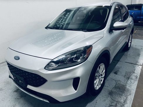 Used 2020 Ford Escape SE image 3
