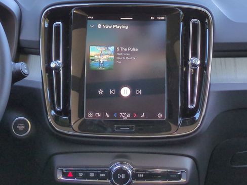 New 2025 Volvo XC40 B5 Core w/ Protection Package Premier image 17