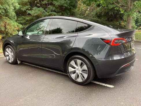 Used 2024 Tesla Model Y Long Range AWD/4WD image 8