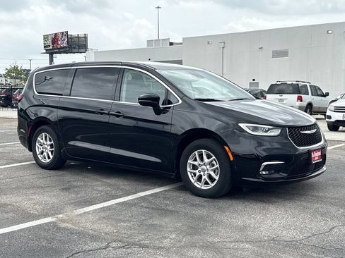 Used 2024 Chrysler Pacifica Touring-L FWD image 3