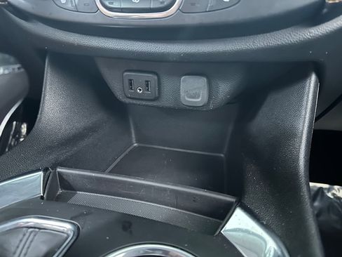 Used 2020 Chevrolet Traverse LT FWD image 27