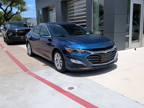 Used 2019 Chevrolet Malibu LT FWD image 2