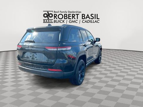 Used 2023 Jeep Grand Cherokee Altitude AWD/4WD image 8