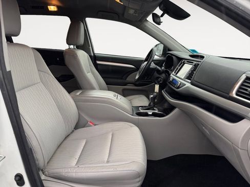 Used 2018 Toyota Highlander Plus image 17