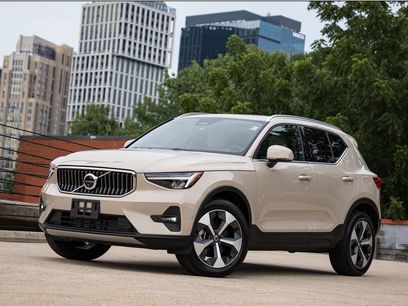 Certified 2025 Volvo XC40 B5 Plus w/ Climate Package
