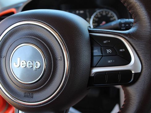 Used 2016 Jeep Renegade Latitude w/ Cold Weather Group FWD image 12