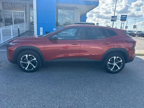Used 2024 Chevrolet Trax RS FWD image 2