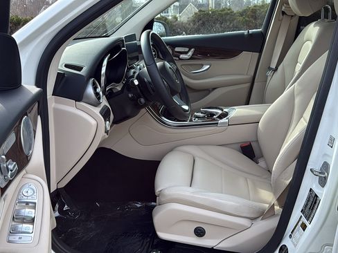 Used 2017 Mercedes-Benz GLC 300 4MATIC image 8