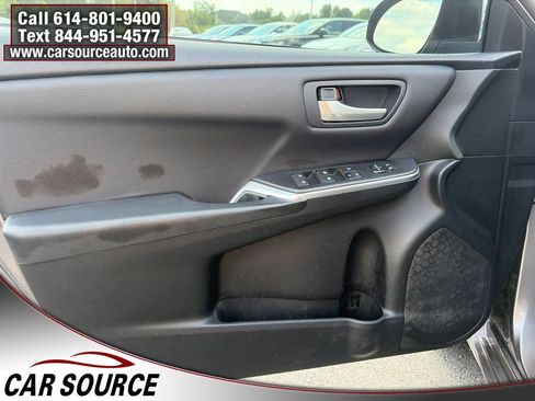 Used 2016 Toyota Camry SE w/ Moonroof Package FWD image 16