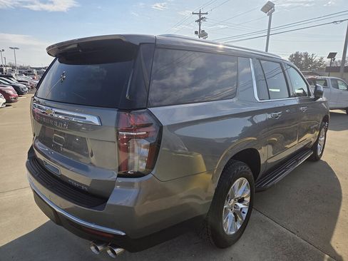 Used 2021 Chevrolet Suburban Premier image 3