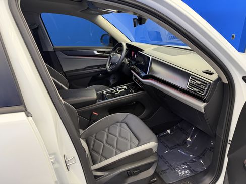 Used 2024 Volkswagen Atlas Peak Edition SEL AWD/4WD image 24
