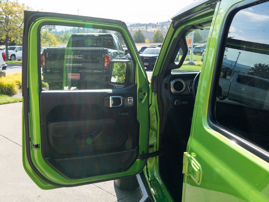 Used 2018 Jeep Wrangler Unlimited Sahara AWD/4WD image 15