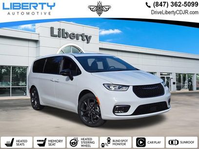 New 2026 Chrysler Pacifica Select