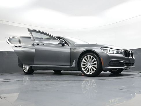 Used 2018 BMW 740i image 38