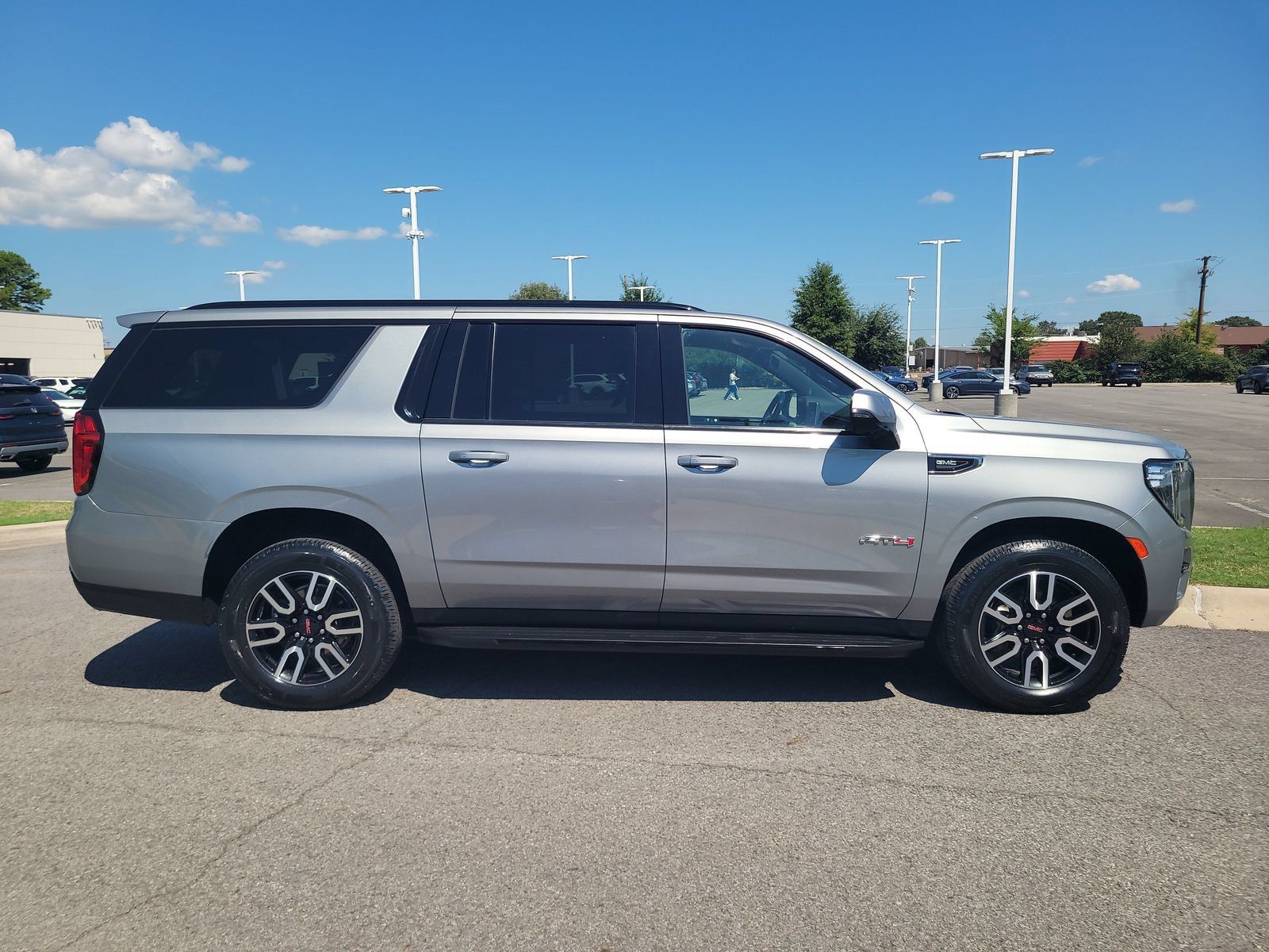 Used 2023 GMC Yukon XL AT4 AWD/4WD image 2