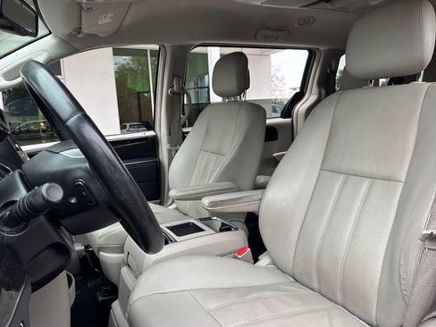 Used 2013 Chrysler Town & Country Touring image 5