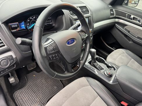Used 2017 Ford Explorer XLT w/ Equipment Group 202A image 12
