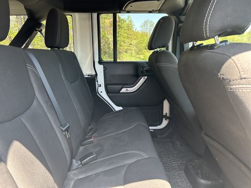 Used 2017 Jeep Wrangler Unlimited Sahara w/ Connectivity Group AWD/4WD image 10