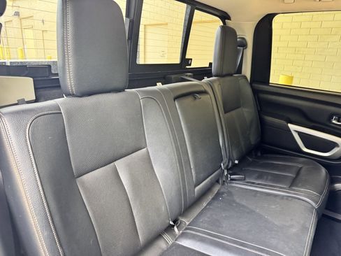 Used 2019 Nissan Titan SL image 14