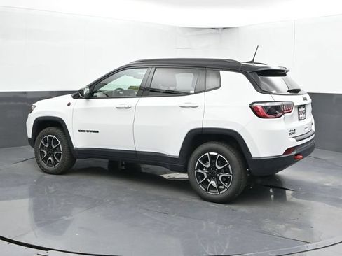 Used 2025 Jeep Compass Trailhawk AWD/4WD image 9