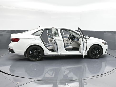 Used 2025 Volkswagen Jetta SE w/ Black Wheel Package image 36