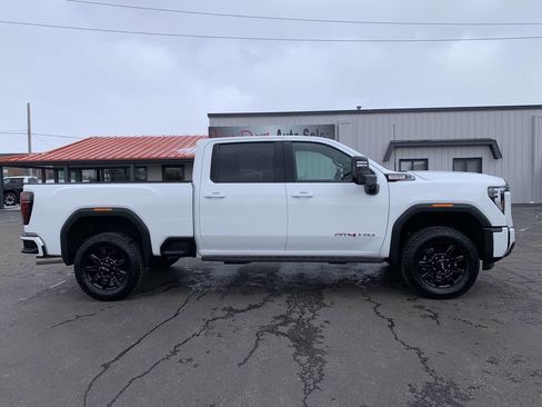 Used 2025 GMC Sierra 2500 AT4 image 2