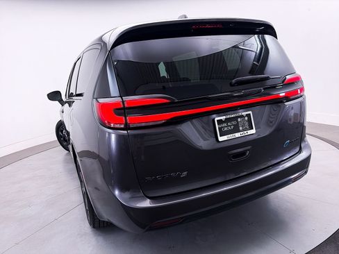 Used 2022 Chrysler Pacifica Touring-L w/ S Appearance Package FWD image 8