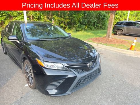 Used 2020 Toyota Camry SE w/ Convenience Package FWD image 2